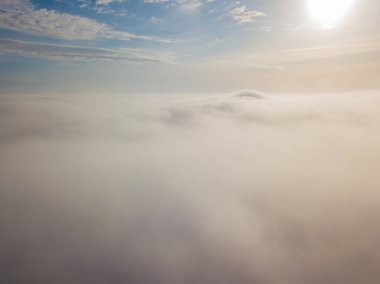 Bulutların üzerinde uçan drone