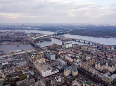 Hava aracı görüntüsü. Kyiv şehrindeki Dinyeper nehrinin manzarası