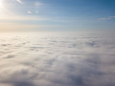 Bulutların üzerinde uçan drone