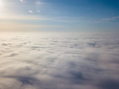 Bulutların üzerinde uçan drone