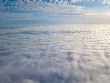 Bulutların üzerinde uçan drone