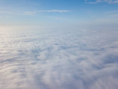 Bulutların üzerinde uçan drone