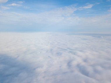 Bulutların üzerinde uçan drone