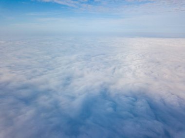 Bulutların üzerinde uçan drone