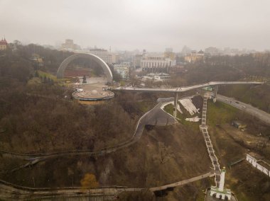 Hava görüntüsü. Kyiv 'deki yaya köprüsü