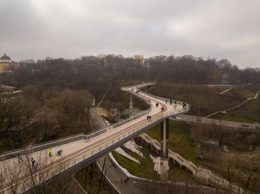 Hava görüntüsü. Kyiv 'deki yaya köprüsü