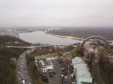 Hava aracı görüntüsü. Tepeler arasındaki Dinyeper ve yaya köprüsünün görüntüsü