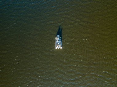 Hava aracı görüntüsü. Nehirde şişme balıkçı teknesi