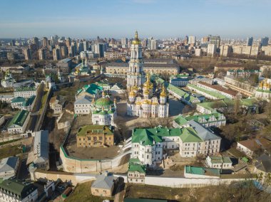 Hava aracı görüntüsü. Kyiv-Pechersk Lavra Baharın başlarında güneşli bir havada