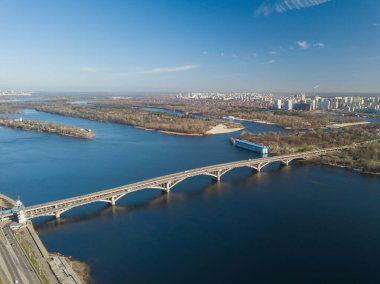 Hava aracı görüntüsü. Kyiv 'deki Dinyeper nehri üzerindeki köprü.