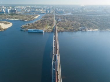 Hava görüntüsü. Metro Köprüsü, sabah erkenden. Metro trenleri Dinyeper köprüsünden geçer.