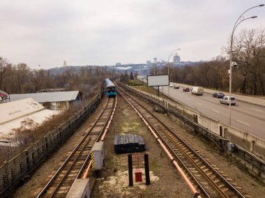 Kyiv metro treni raylarda ilerliyor.