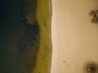 Hava aracı görüntüsü. Kyiv 'deki Dinyeper Nehri kıyısındaki kumsal.  