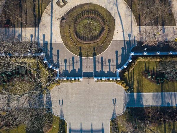 Drohnen Aus Der Luft Schatten Auf Gehweg Durch Zaun Park — Stockfoto