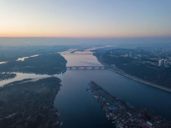 Kiev 'deki Dinyeper Nehri üzerinde gün batımı. Hava aracı görünümü