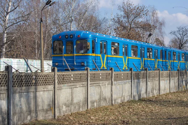 Τρένο Του Μετρό Κίεβο Κινείται Στο Σιδηρόδρομο — Φωτογραφία Αρχείου