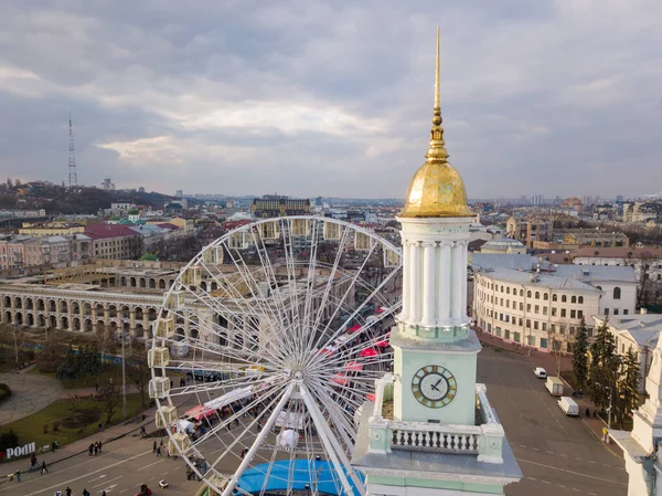 Ukrayna, Kyiv 'deki Kontraktova Meydanı' nda dönme dolap ve geleneksel Noel panayırı
