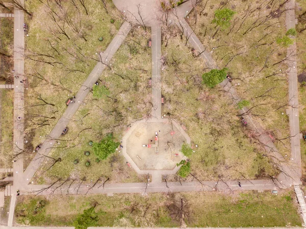 Séták Parkban Fák Között Egy Tavaszi Napon Légi Drónra Néző — Stock Fotó