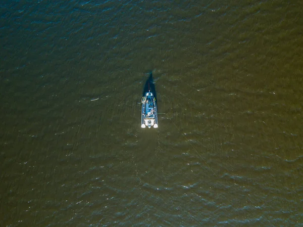 Vista Aérea Drone Pesca Barco Inflável Rio — Fotografia de Stock
