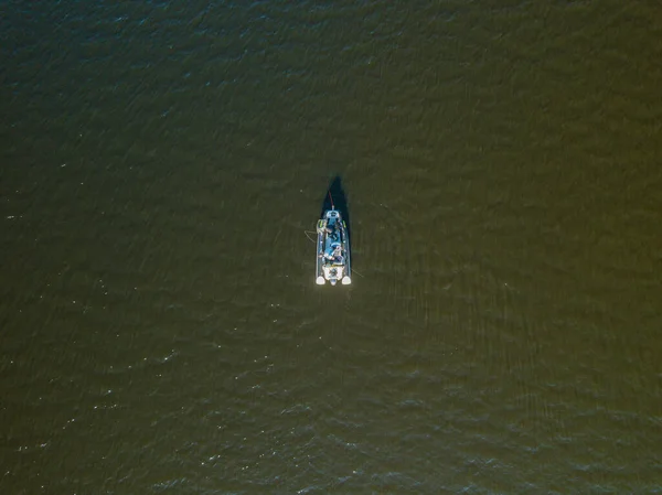 Vista Aérea Drone Pesca Barco Inflável Rio — Fotografia de Stock
