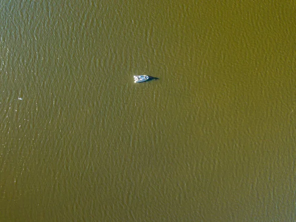 空中ドローンビュー 川での釣りインフレータブルボート — ストック写真