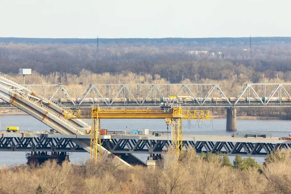 Vue Aérienne Dessus Drone Construction Inachevée Pont Sur Rivière Dniepr — Photo