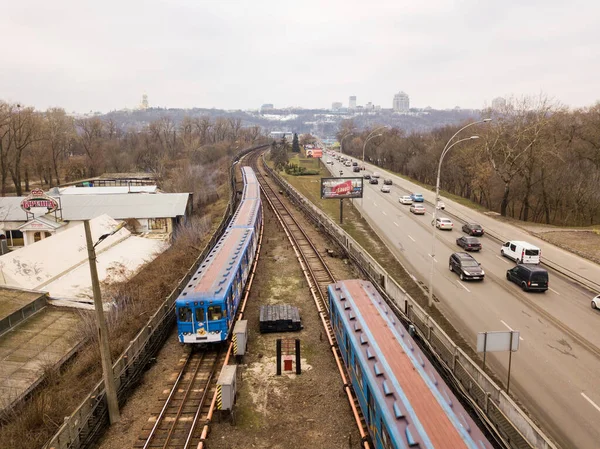 Τρένα Του Μετρό Κίεβο Κινούνται Στις Ράγες — Φωτογραφία Αρχείου