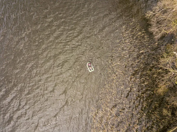 Rybaření Nafukovací Loď Lesním Jezeře Zobrazení Leteckých Dronů — Stock fotografie
