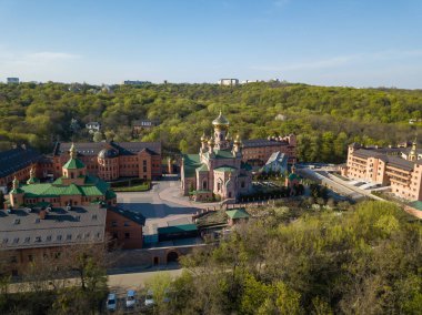 Hava aracı görüntüsü. Kiev 'deki Ortodoks manastırı.