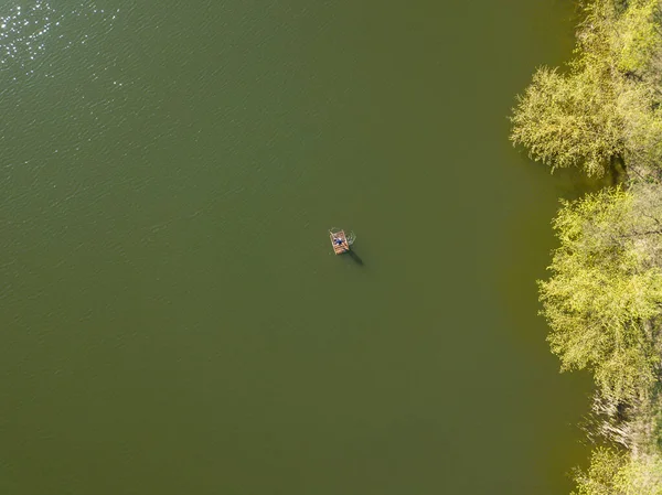 Ein Fischer Auf Einem Floß Inmitten Eines Sees Drohnenblick Aus — Stockfoto