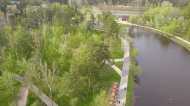 Baharda Kyiv 'de göl kenarına park et. Hava aracı görünümü