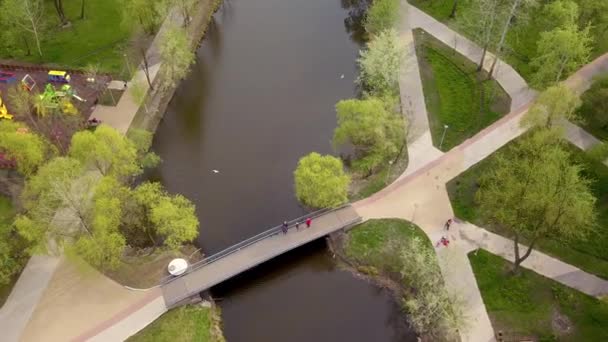 キエフの春に湖と公園 空中ドローンビュー — ストック動画