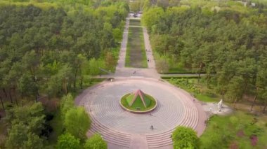 Baharda Kiev 'deki bir parkta yeşil ağaçlar. Hava aracı görünümü