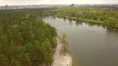 İlkbahar gününde Forest Gölü. Hava aracı görünümü