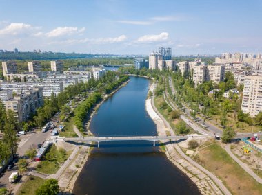 Kiev 'deki kanalın üzerindeki köprü. Hava aracı görünümü.