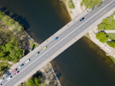 Kiev 'deki kanalın üzerindeki köprü. Hava aracı görünümü.