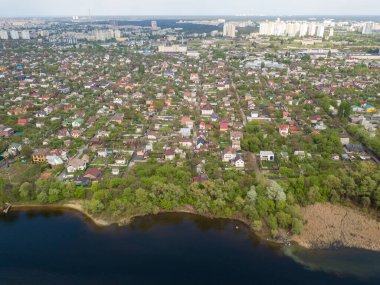 Güneşli bir bahar gününde Kiev 'deki Dinyeper nehri. Hava aracı görünümü.