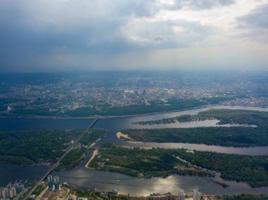 Kiev 'in üzerine bahar yağmuru. Gökyüzünde kara gök gürültülü bulutlar var, şehre kara yağmur yağıyor. Hava aracı görünümü.
