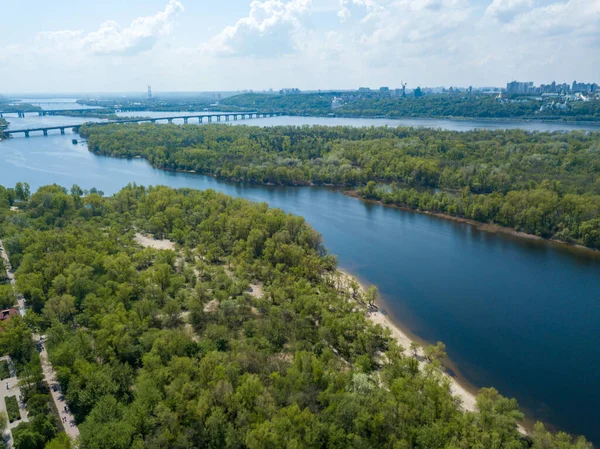 基辅第聂伯河的风景 河岸上的绿树 春天里阳光灿烂 空中无人驾驶飞机视图 — 图库照片