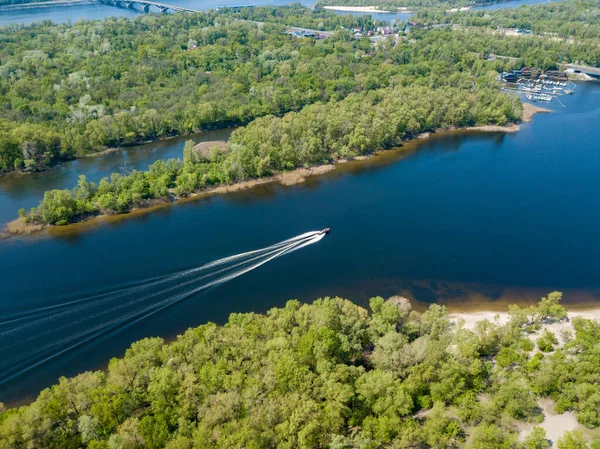 Barco Motor Flutua Rio Dnieper Kiev Árvores Verdes Nas Margens — Fotografia de Stock