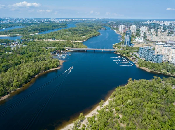 Una Barca Motore Galleggia Sul Fiume Dnieper Kiev Alberi Verdi — Foto Stock