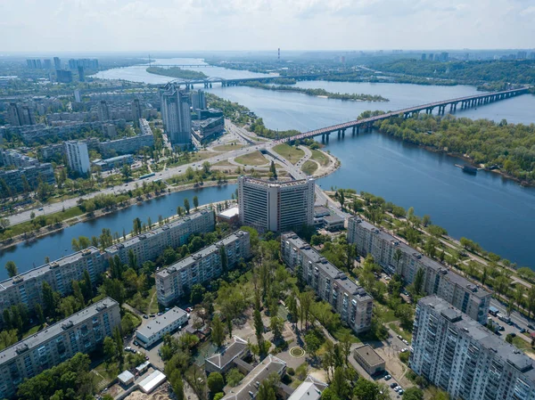 Dinyeper nehrinin kıyısındaki Kiev 'de bir ev. Güneşli bir bahar günü. Hava aracı görünümü.