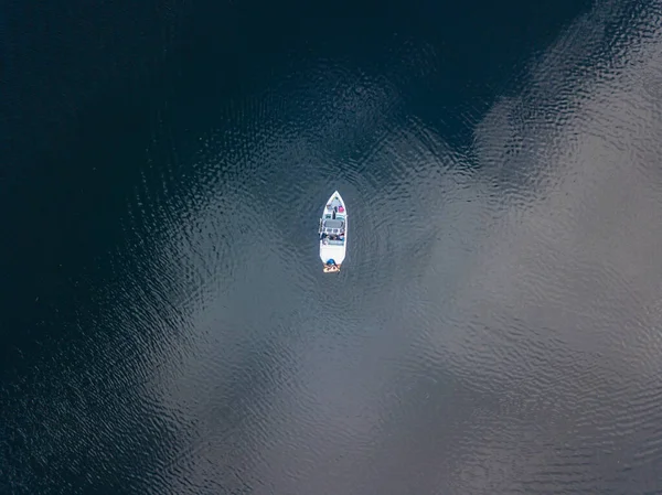 Pescador Barco Las Nubes Reflejan Agua Vista Aérea Del Dron —  Fotos de Stock