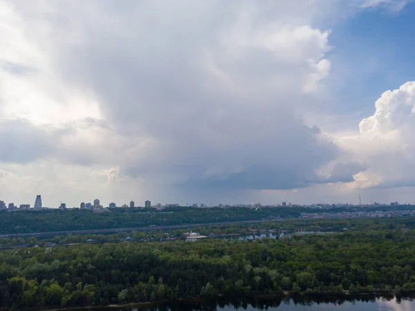 キエフのドニエプル川の上に雨が雲 空中ドローンビュー — ストック写真