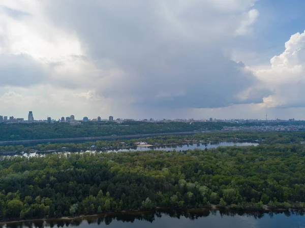 キエフのドニエプル川の上に雨が雲 空中ドローンビュー — ストック写真
