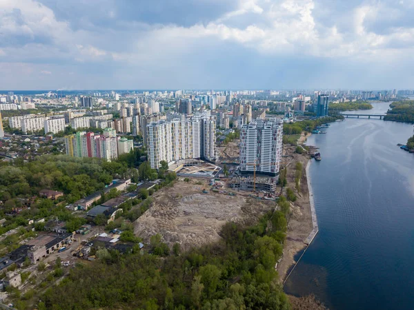 Lakótelep Kijevben Dnyeper Folyó Partján Napfényes Tavaszi Nap Légi Drónra — Stock Fotó