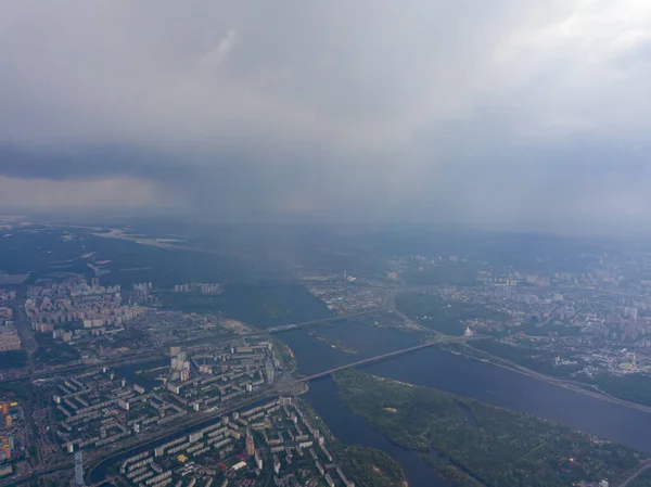 Jarní Déšť Nad Kyjevem Obloze Jsou Černé Bouřkové Mraky Město — Stock fotografie