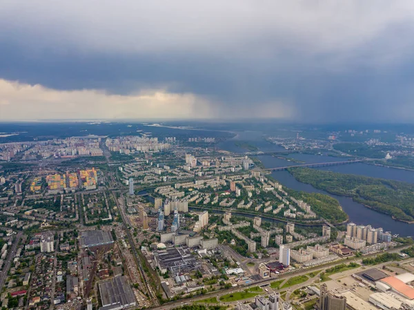 Kiev 'in üzerine bahar yağmuru. Gökyüzünde kara gök gürültülü bulutlar var, şehre kara yağmur yağıyor. Hava aracı görünümü.