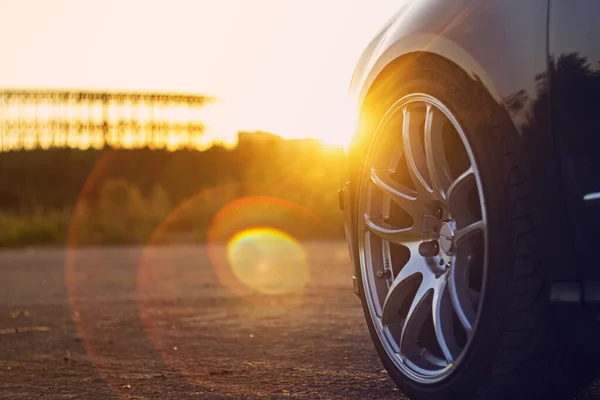 Yazın gün batımında arabalar