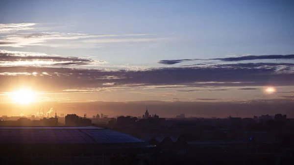 Şehrin üzerinde şafak